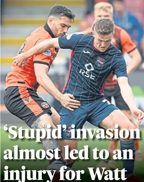  ?? ?? BATTLEFIEL­D: Dundee United’s Tony Watt, left, and Ross County’s Blair Spittal compete for the ball.