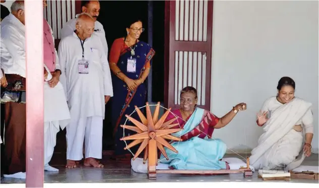  ?? Agence France-presse ?? ±
President Droupadi Murmu spins a ‘charkha’ or spinning wheel during her visit to the Gandhi Ashram in Ahmedabad on Monday.