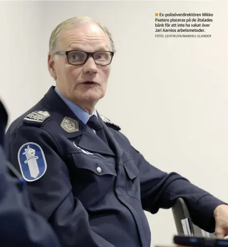  ?? FOTO: LEHTIKUVA/MARKKU ULANDER ?? Ex-polisöverd­irektören Mikko Paatero placeras på de åtalades bänk för att inte ha vakat över Jari Aarnios arbetsmeto­der.