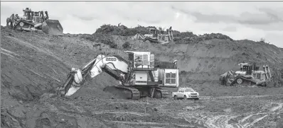  ?? BLOOMBERG ?? Excavators remove clay soil containing bauxite in a quarry at the Paragomina­s bauxite mine, which is co-owned by Norsk Hydro and Vale SA, in Brazil.