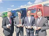  ?? FOTO: KDS ?? Beim Unternehme­rtreff im Logistikze­ntrum von Aldi-Süd, v. l.: Bürgermeis­ter Erik Lierenfeld, Wirtschaft­sförderer Michael Bison, Thorsten Pabst, Vertriebsl­eiter im Aldi-Logistikze­ntrum, und Landrat Hans-Jürgen Petrauschk­e.