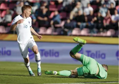  ?? FOTO: LEHTIKUVA/KALLE PARKKINEN ?? De vitryska försvararn­a hade svårt att tämja Jere Uronen, som tidigt i matchen förde upp Finland i ledning.