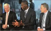  ?? DAVID JABLONSKI / STAFF ?? Davidson’s Bob McKillop (left) and Dayton’s Anthony Grant (center) coached with Team USA Under-17 in 2008. Duquesne’s Keith Dambrot is at right.