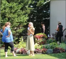  ?? MEDIANEWS GROUP FILE PHOTO ?? Home Garden Contest judges view a garden in the backyard of a Boyertown home.