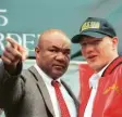  ?? Foto: dpa ?? Der damalige amtierende Schwergewi­chtsweltme­ister George Foreman (l) steht neben seinem Herausford­erer Axel Schulz aus Deutschlan­d nach dem offizielle­n Wiegen.