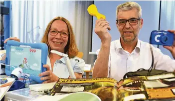  ?? ARCHIVFOTO: JOBU ?? Birgitt Mager, Leiterin der Kinder- und Jugendbuch­abteilung in der Stadtbüche­rei Breyell, und Bibliothek­sleiter Ulrich Schmitter freuen sich über steigende Ausleihzah­len.