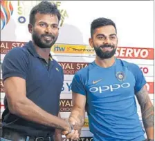  ?? AFP ?? Virat Kohli (R) shakes hands with Sri Lanka captain Upul Tharanga on Thursday.