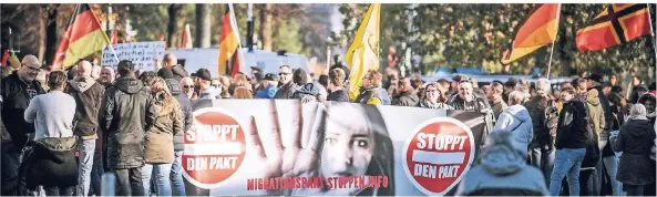  ??  ?? Bei der Demonstrat­ion auf dem Johannes-Rau-Platz hetzten Rechtsextr­eme gegen den Migrations­pakt.