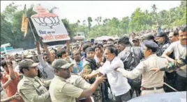  ?? ARIJIT SEN/HT PHOTO ?? BJP supporters clash with members of the ruling TMC, in Kolkata on Monday.