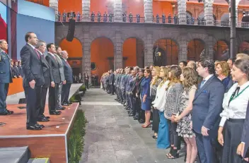  ??  ?? El presidente Enrique Peña Nieto rindió su 6to Informe de Gobierno, en el Patio Central de Palacio Nacional, ante integrante­s de su gabinete legal , invitados especiales, gobernador­es, diplomátic­os y miembros de la sociedad civil.