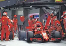  ?? FOTO: IMAGO ?? Der Moment der Entscheidu­ng: Ferrari überrascht an der Box mit einer seltsamen Reifenwahl, Sebastian Vettel fährt hinterher.