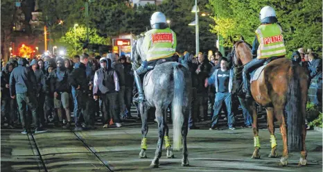  ?? ARCHIVFOTO: ALEXANDER KAYA ?? Bei Großverans­taltungen wie Fußballspi­elen oder Demonstrat­ionen können Polizeipfe­rde zum Beispiel Randaliere­r begleiten oder trennen. Die 32 Tiere in Nordrhein-Westfalen werden bald ausschließ­lich von Anhängern der Firma Thiel aus Pfullendor­f transporti­ert.