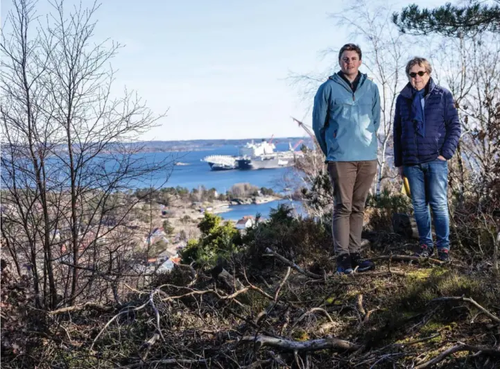  ?? FOTO: JACOB J. BUCHARD ?? Venstre-politikern­e Jacob Handegard og Petter Benestad sier mye har skjedd siden 2014, da planene om boligutbyg­ging her på Kroodden ble vedtatt. I bakgrunnen ligget gigantskip­et Pioneering Spirit i Vestergape­t.