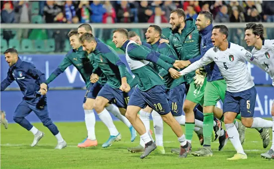  ?? (AFP) ?? Italy's players acknowledg­e their fans after trouncing Armenia 9-1 in an Euro 2020 Group J qualifying match at the Renzo-Barbera stadium in Palermo, Italy, on Monday