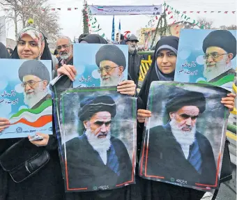  ??  ?? Ikonen der Revolution: Ali Khamenei (oben) und Vorgänger Ruhollah Khomeini.