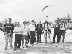  ??  ?? Paraglider­s and paramotori­sts from Brunei, Sabah and Malaysia in a group photo at Beraya beach.