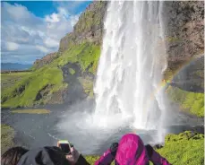  ?? FOTO: DPA ?? Der Wasserfall Seljalands­foss gehört zu den wichtigste­n Sehenswürd­igkeiten Islands.