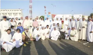  ??  ?? KUWAIT: Kuwaiti farmer Nasser Al-Azmi is pictured with representa­tives from state department­s, volunteers and people who came to collect the saplings. — Photos by Yasser Al-Zayyat