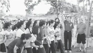  ??  ?? OFF YOU GO: Ting (second right) flanked by Lim (right) and Sylvia (left) flagging off the joggerthon.