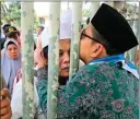  ?? IMAM HUSEIN/JAWA POS ?? SEMOGA MABRUR: Calon jamaah haji menyapa keluargany­a saat tiba di Asrama Haji Pondok Gede, Jakarta, kemarin.
