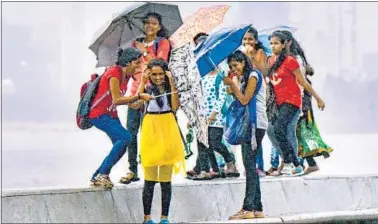  ?? KUNAL PATIL/HT PHOTO ?? Girls revel in the rain at Marine Drive on Saturday.