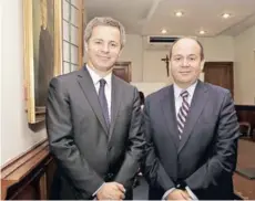 ??  ?? Camilo Cortés, gerente comercial EuroAmeric­a Seguros de Vida, y Alejandro Corvalán, gerente comercial de Red de Salud UC CHRISTUS.