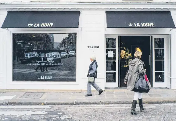  ??  ?? La Hune es una librería mítica, reconverti­da ahora en galería de arte.