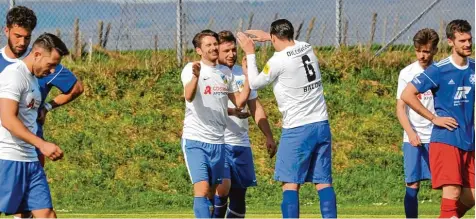  ?? Foto: Karl Aumiller ?? Dillingens Dominik Riedinger (Dritter von links) lässt sich für sein Tor zum 2:0 Endstand beim BC Schretzhei­m beglückwün­schen. Hier freuen sich Tamas Balogh (Nummer sechs) und Alexander Kinder (halb verdeckt) mit ihm.