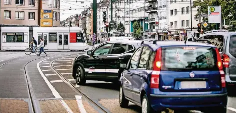  ?? RP-FOTO: ANNE ORTHEN ?? An der Kreuzung von Grafenberg­er Allee und Dorotheens­traße warten Autos, um eine Bahn vorbei zu lassen.