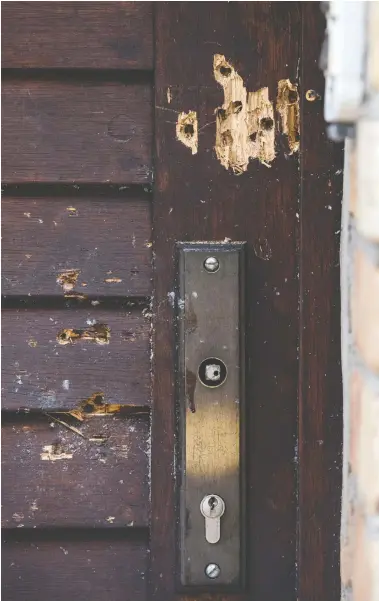  ?? JENS SCHLUETER / GETTY IMAGES ?? Bullet holes riddle the door to a Jewish synagogue in Halle, Germany, after an attack by a white supremacis­t gunman
on Wednesday. In a video, apparently streamed live by the attacker, he is seen trying and failing to force his way in.