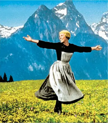  ?? BILD: SN/WWW.PICTUREDES­K.COM ?? Dieses Bild mit Julie Andrews in der Rolle der Maria ging um die Welt.