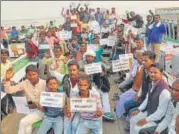  ?? HT ?? ▪ Boatmen staging a protest in Varanasi on Wednesday.