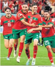  ?? MOHAMED MESSARA / EFE ?? Los jugadores de Marruecos celebran la clasificac­ión.