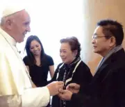  ??  ?? POPE Francis greets Boy and Merle Cunanan and their daughter Isabel.