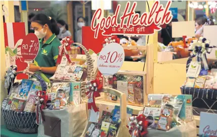  ?? SOMCHAI POOMLARD ?? New Year’s gifts
are on offer during the New Year festive season.