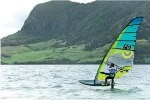  ??  ?? Ci-contre : sur les longues distances du Défi Wind Mauritius, Julien Bontemps, en foil, a tenu tête aux slalomeurs, même dans plus de 20 noeuds de vent ! © Xavier Koenig/ Defi Wind Mauritius