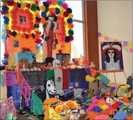  ?? PHOTOS BY CESAR NEYOY/BAJO EL SOL ?? FOR A DAY OF THE DEAD EXHIBIT at the Yuma Main Library, Gadsden artist Mily Verdugo worked with Reyna Lopez to create an altar dedicated to Lopez’s son, who was killed in an accident in 2010.