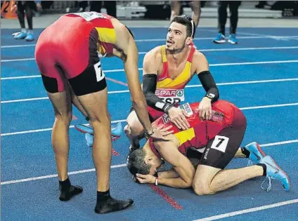  ?? FOTO: EFE ?? Bruno Hortelano, ayudado por sus compañeros tras haber entregado la primera posición en los metros finales. No dejó de ser bronce