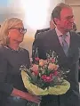  ??  ?? Blumen für die Ehefrau: Dorothee und Bertold Reinartz.