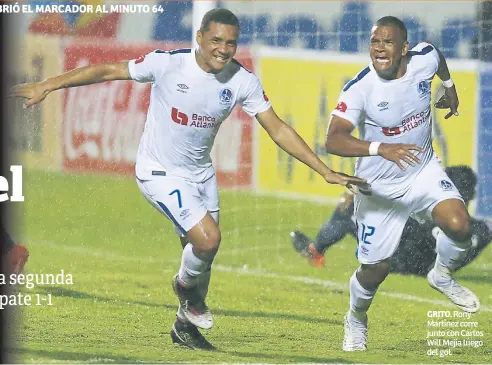  ??  ?? GRITO. Rony Martínez corre junto con Carlos Will Mejía luego del gol.