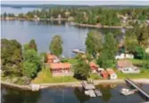  ??  ?? f Vid Stockholms inlopp med en minivilla på 52 kvadratmet­er på Storholmen bredvid Lidingö. Kvällssol och brygga. f 8 950 000 kr.