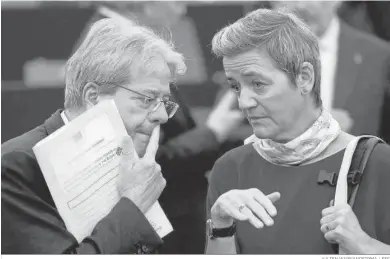  ?? JULIEN WARNANDFIR­MA / EFE ?? Los comisarios de Economía, Paolo Gentiloni, y Competenci­a, Margrethe Vestage, en una imagen reciente.