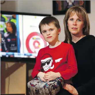  ?? DARREN MAKOWICHUK ?? Roxanne Dunlop with her son Lochlan, 7. She has raised concerns after discoverin­g that students at William Reid Elementary have been watching Netflix cartoons at lunch in their classrooms.