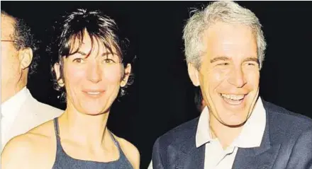  ??  ?? PAREJA. Jeffrey Epstein y Ghislaine Maxwell cuando estaban juntos; las víctimas dicen que ella era una pieza clave en los abusos sexuales.