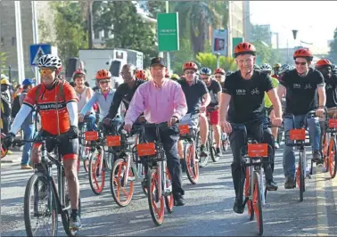  ?? CHENG CHENG / XINHUA ?? For the Third United Nations Environmen­tal Assembly in Nairobi. Kenya. people show their dedication to nature in a ride organized by Chinese bike-sharing company Mobike and the UN on Sunday. The initiative was part of the accompanyi­ng Sustainabl­e...