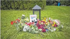  ??  ?? Blumen, Kerzen und Kuscheltie­re liegen vor dem Haus, an dem am 14. September drei Menschen erschossen wurden.