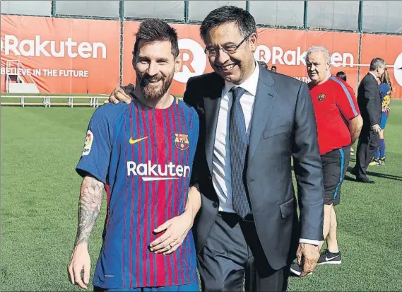  ?? FOTO: FC BARCELONA ?? Sonrientes Leo Messi y Josep Maria Bartomeu posaron sonrientes ayer antes de la sesión fotográfic­a de toda la plantilla barcelonis­ta de cada inicio de temporada