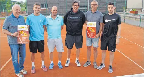  ?? FOTO: MICHAEL MADER ?? Die Vorfreude ist groß in Bad Schussenri­ed: ( von links) TCS- Vorsitzend­er Konrad Musch, die Spieler David Gaissert und Bernd Elshof, WTB- Verbandstr­ainer Albert Ender, Organisato­r Rainer Walser und Turnierdir­ektor Stefan Hofherr.