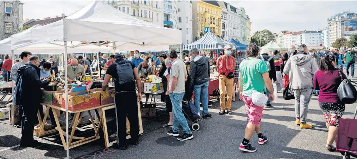  ??  ?? Während des Lockdowns findet der samstäglic­he Flohmarkt beim Naschmarkt gar nicht statt, ansonsten gilt hier strenge Maskenpfli­cht. Bald soll das Areal umgestalte­t werden.