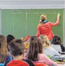  ?? SYMBOLFOTO: DPA ?? Der Landkreis Lindau investiert viel Geld in Bildung.